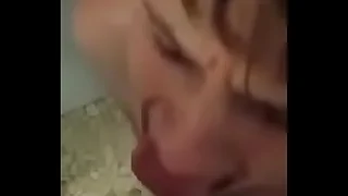 Gemendo com o mijo do parceiro (piss)